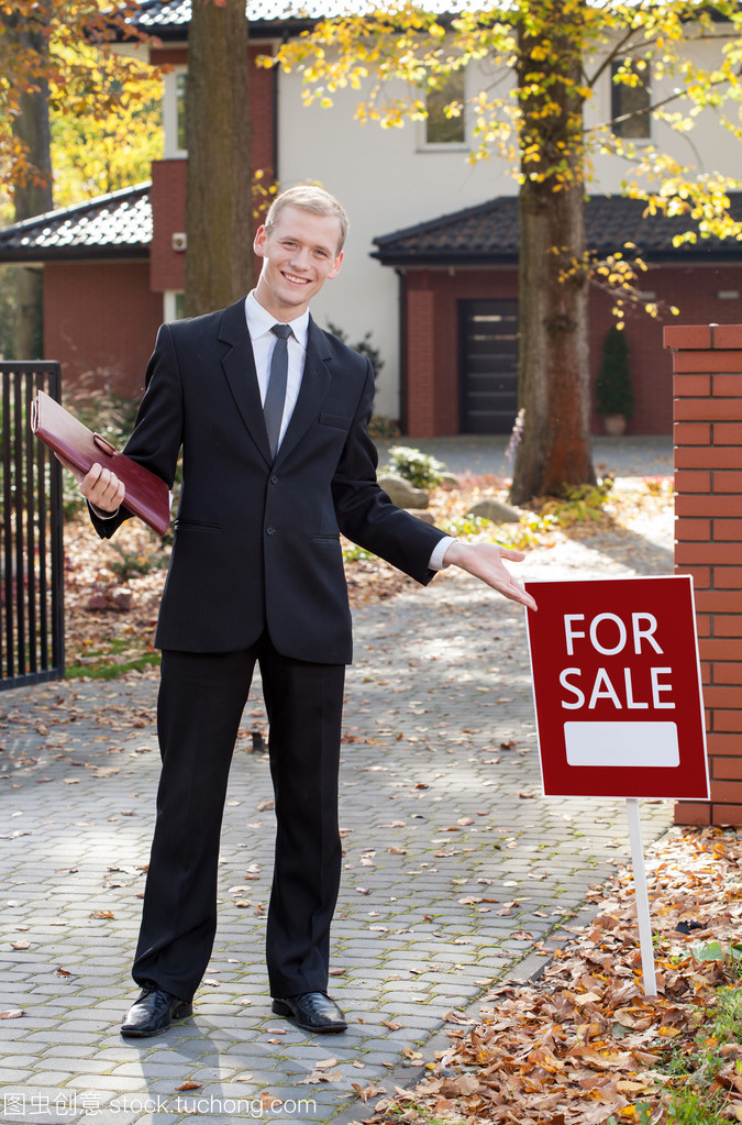 微笑的房地產經紀人 房地產咨詢中的專業與溫情